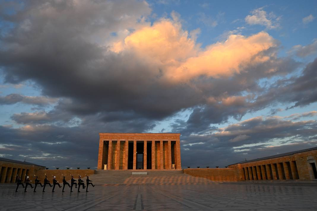 Türk bayrağının gönderden hiç inmediği yer - Resim: 27